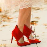 Парти визия: червените обувки, с които да посрещнем Коледа